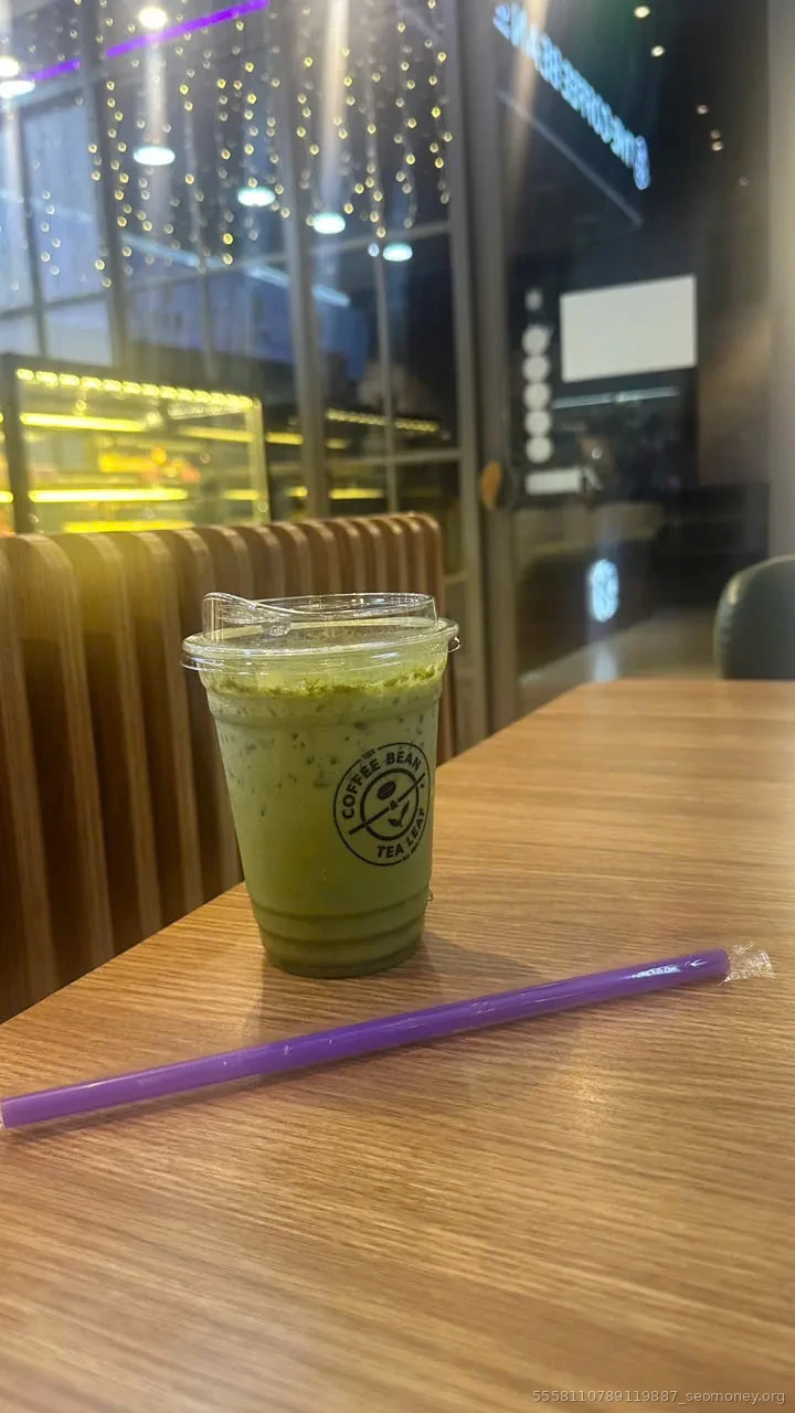 Ly matcha ở The Coffee Bean trong lúc chờ GitHub Actions auto merge PR