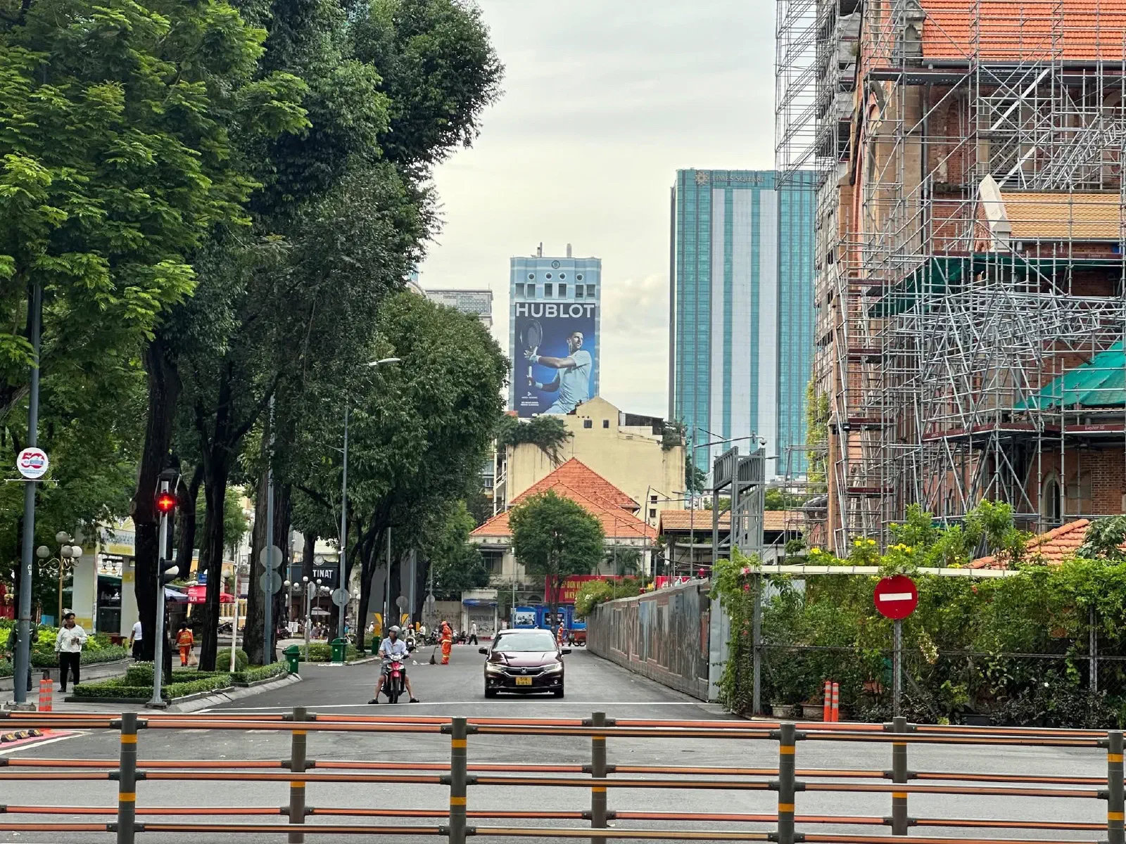 Một góc nhà thờ Đức Bà, Sài Gòn trong lúc đang sửa chữa