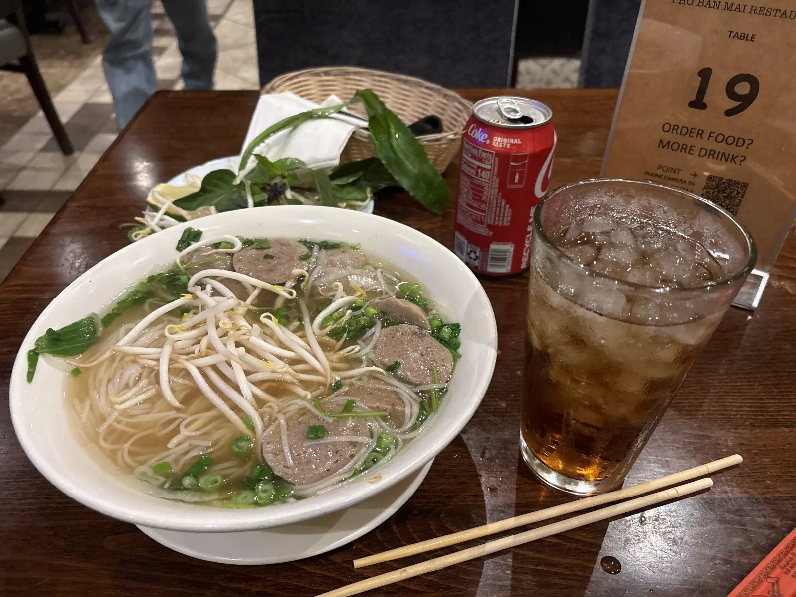 Lịch sử phở Việt Nam hơn một thế kỷ — từ gánh hàng rong đất Nam Định đến biểu tượng ẩm thực toàn cầu: nguồn gốc, biến thể Bắc–Nam và hành trình ra thế giới.