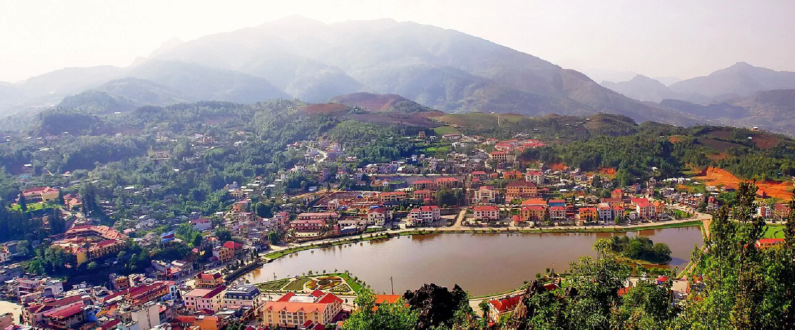Sa Pa, thị trấn vùng cao Tây Bắc Việt Nam, níu chân du khách bởi ruộng bậc thang kỳ vĩ, đỉnh Fansipan hùng vĩ và văn hóa các dân tộc thiểu số đặc sắc.