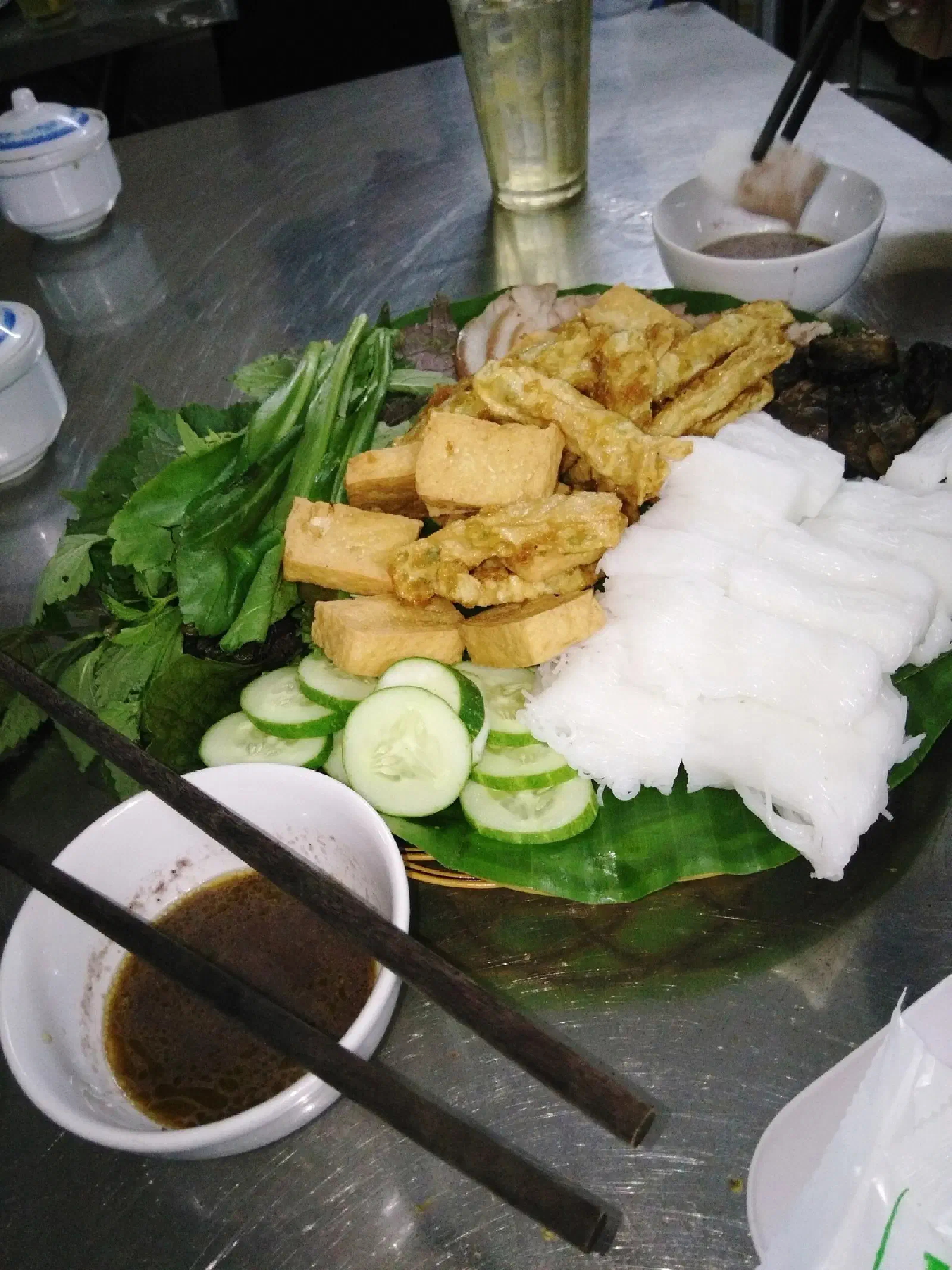 Top 10 quán bún đậu mắm tôm ngon Sài Gòn 2026: địa chỉ chi tiết, giá từng phần, mẹo chọn mẹt chuẩn vị Hà Nội giữa lòng TP.HCM.